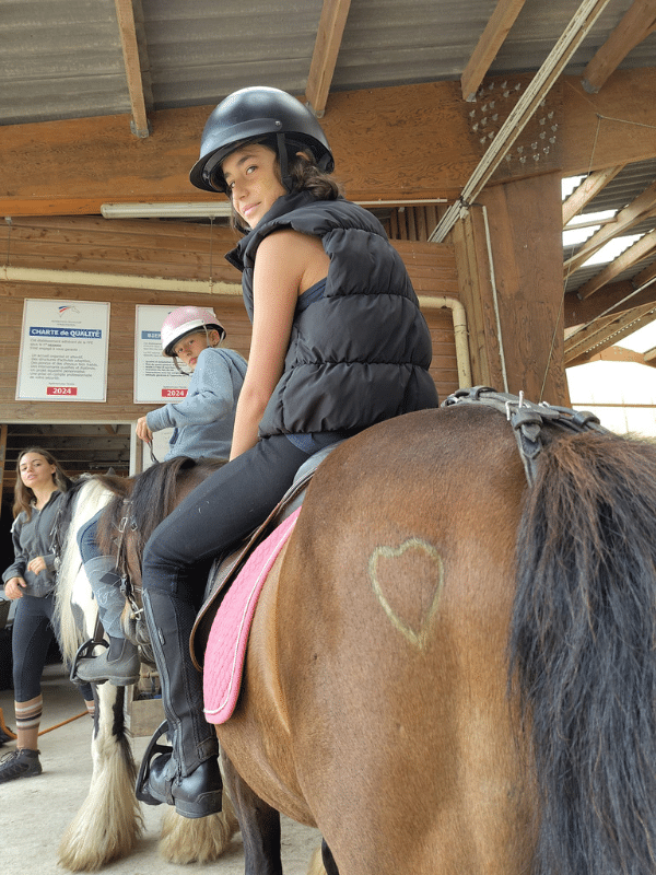 Une équitation respectueuse et attentive cours d'équitation pour enfants et adolescents